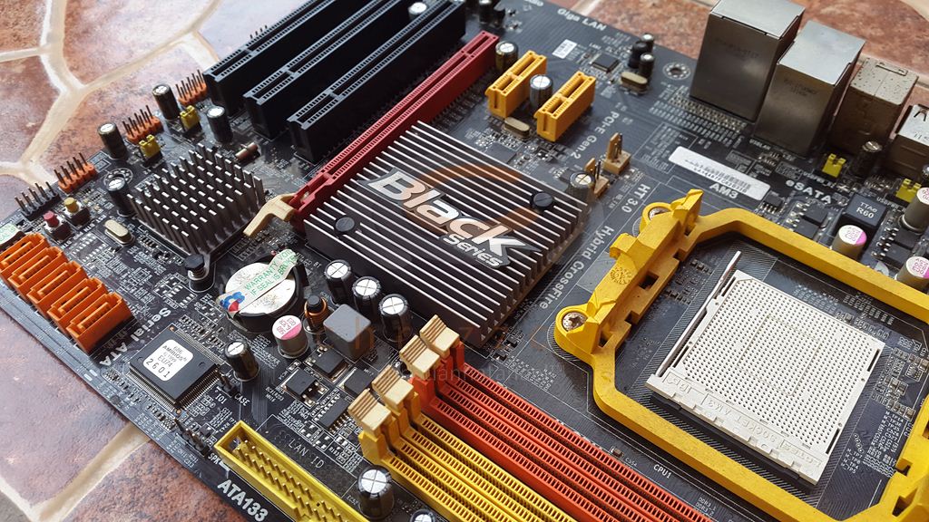Материнская плата под процессор amd. Конденсаторы на материнской плате. Материнская плата под процессор amd. Материнская плата lenovo fm2. Материнская плата amd fx 8320.