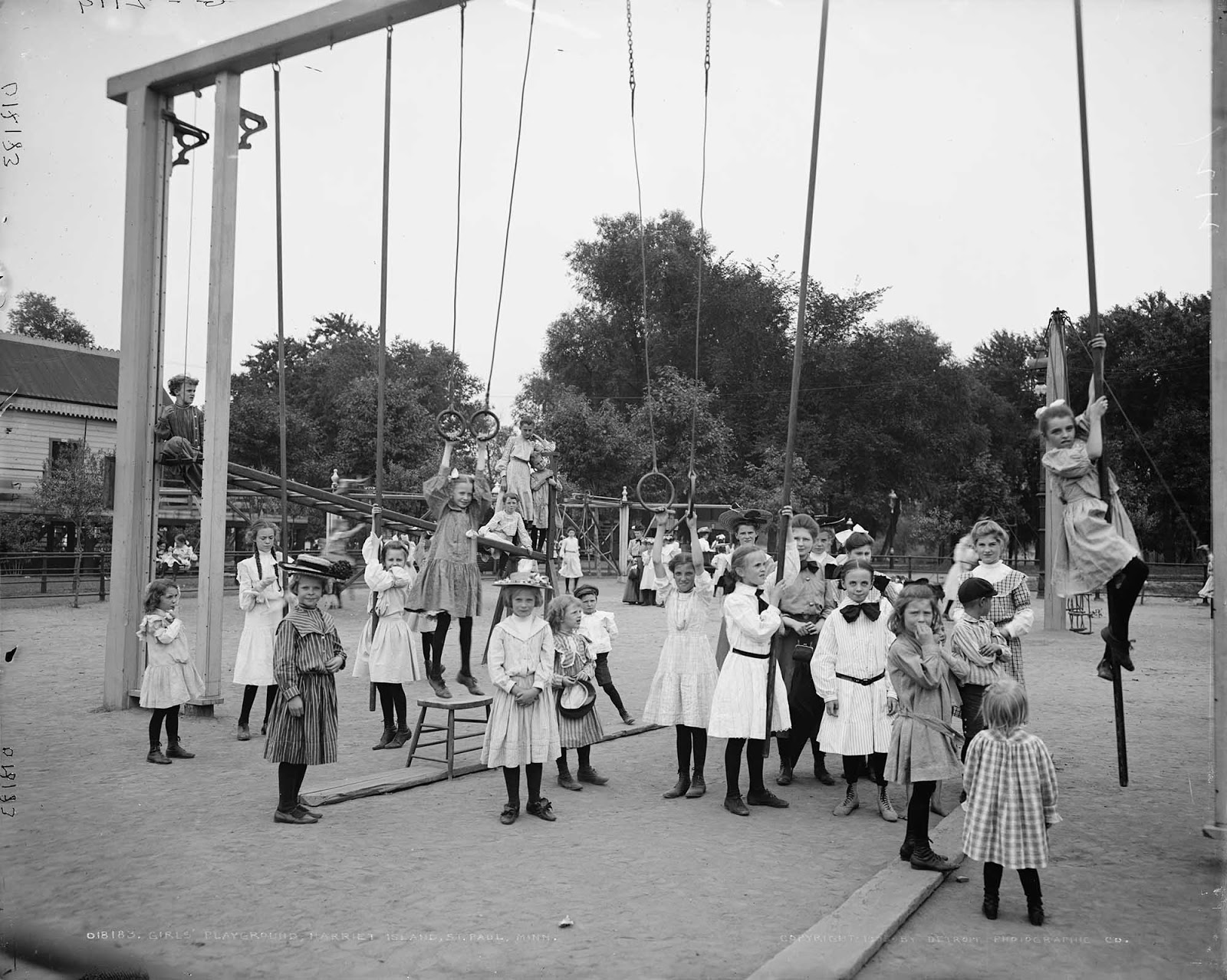 Foto-foto Taman Bermain yang Berbahaya di Tahun 1900an