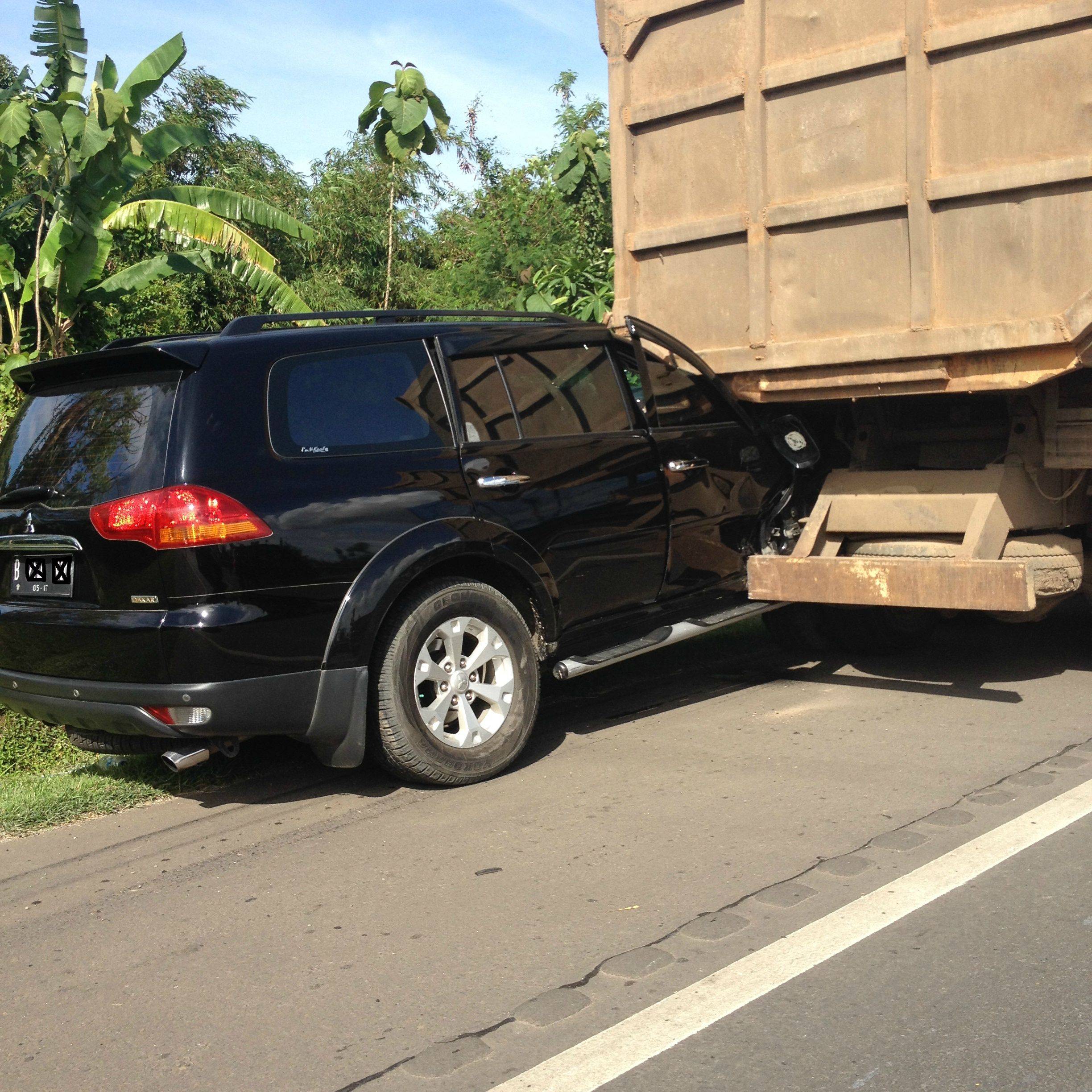 Akibat Ngebut di Bahu Jalan, Pajero Tusbol Truk... (+pic)