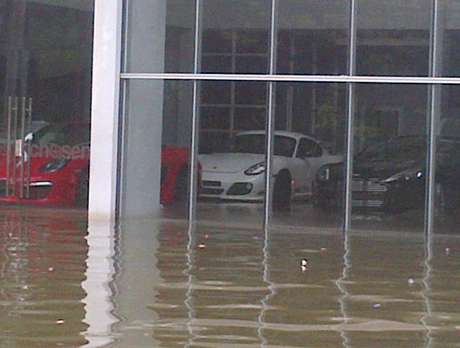 Wow Mobil-Mobil eropa saat banjir dijakarta!! cekidot gan &#91;+pict&#93;