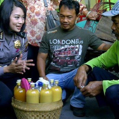 Gan,.. Ada Polwan Cantik Jual Jamu Gan...Rugi Lho Kalo Ngga Liat Picnya!!...