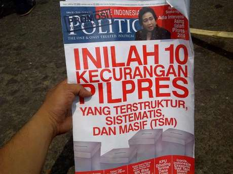 &#91;TSM News!!&#93; Seseorang Bagikan Tabloid di Tengah Massa Prabowo, Isinya 'Pilpres Curan