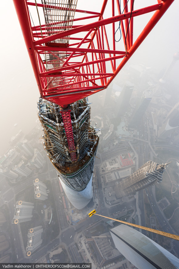 FOto Foto 2 Orang Russia Memanjat Shanghai Tower Yang Belum Jadi