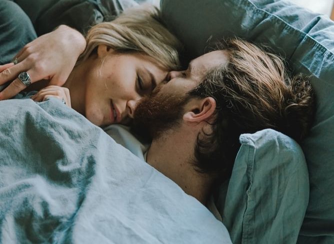 5 Trik Rayu Suami Ngantuk Berat untuk Bercinta, Auto Gagal Tidur!