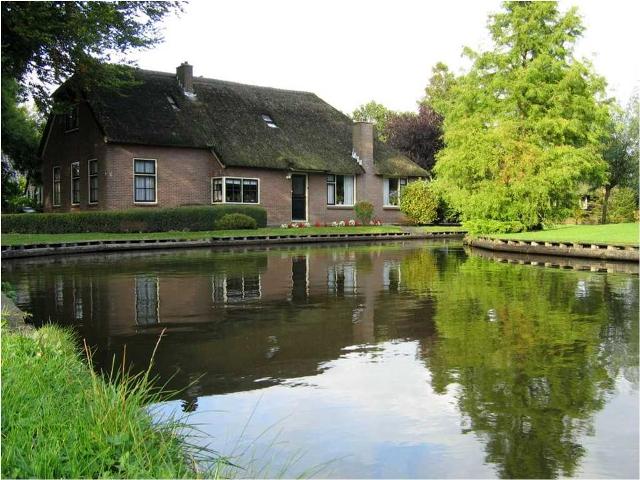 Giethoorn, Desa Indah Tanpa Jalanan di Belanda - The Venice of Netherland