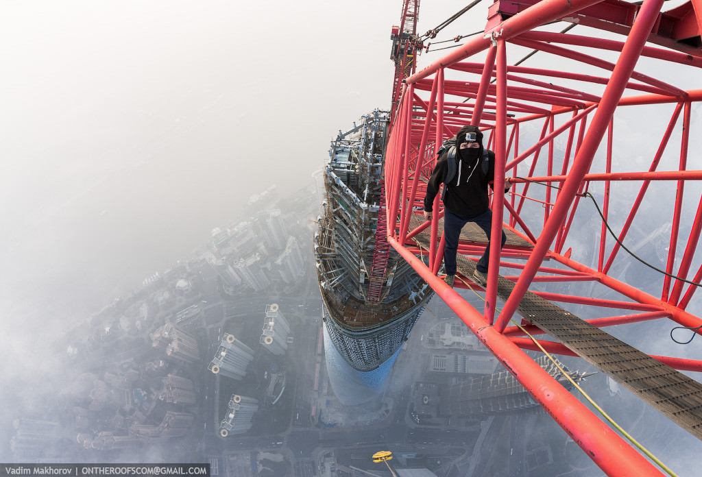 FOto Foto 2 Orang Russia Memanjat Shanghai Tower Yang Belum Jadi