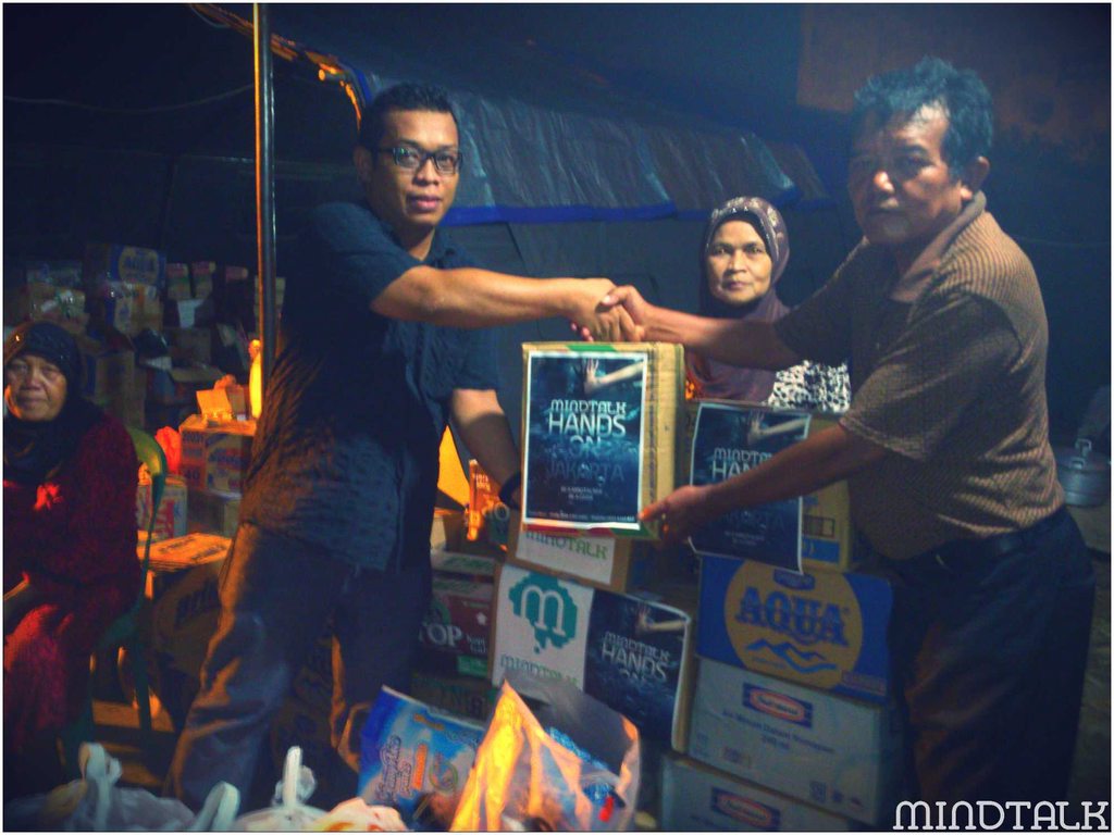 Mindtalk Serahkan Bantuan Untuk Korban Banjir Jakarta
