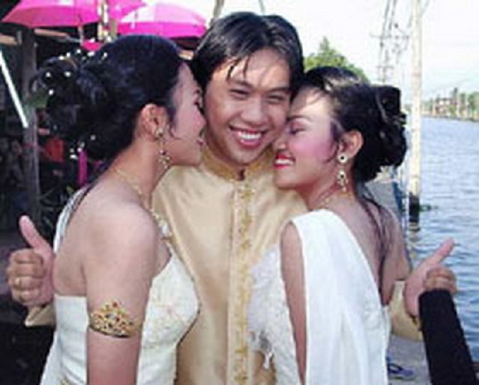 Lelaki Ini Nikahi Wanita Kembar Sekaligus gan