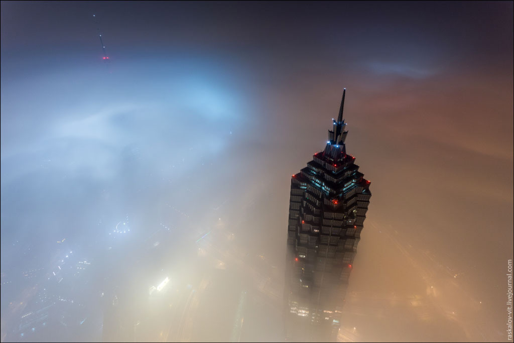 FOto Foto 2 Orang Russia Memanjat Shanghai Tower Yang Belum Jadi