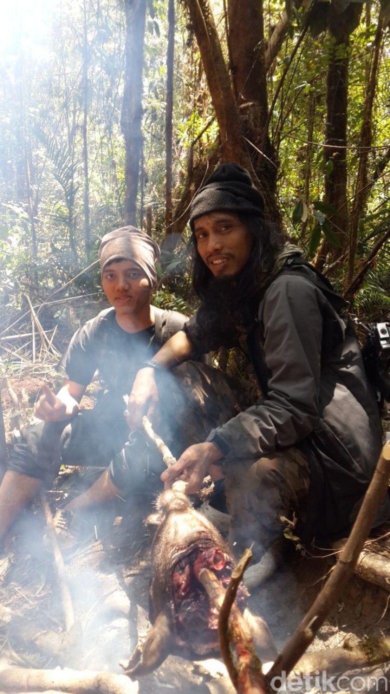 Ini Penampakan Teroris Santoso Bersama Kelompoknya Memakan Anoa di Hutan