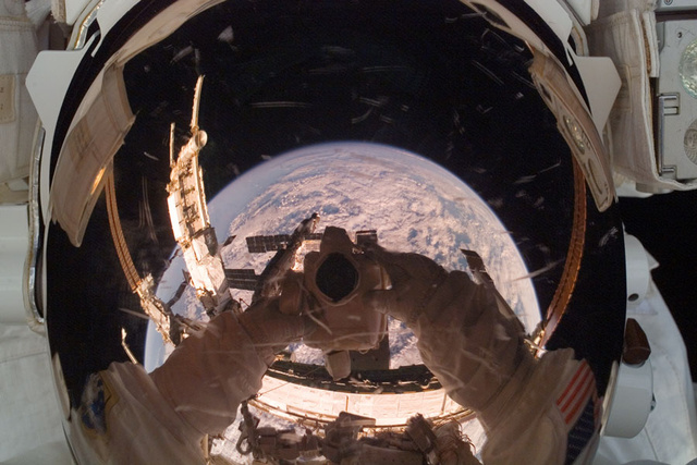 Selfie in SPACE - Saat Selfie di Bumi Sudah Terlalu Mainstream