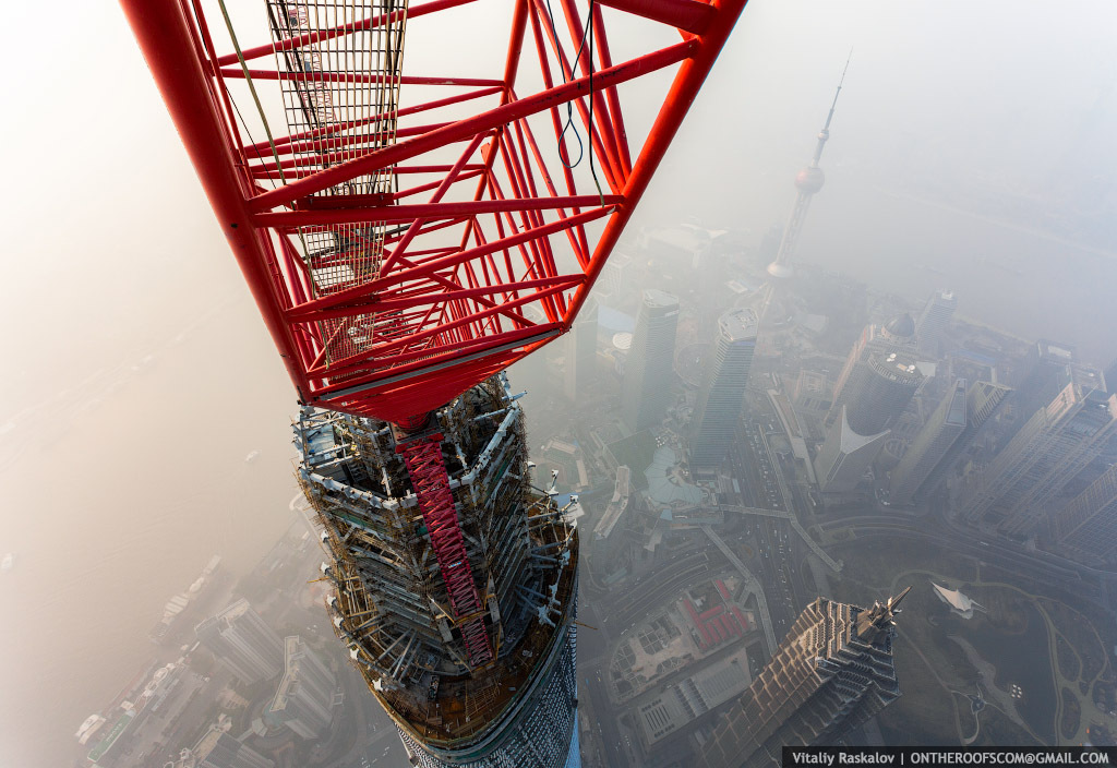 FOto Foto 2 Orang Russia Memanjat Shanghai Tower Yang Belum Jadi