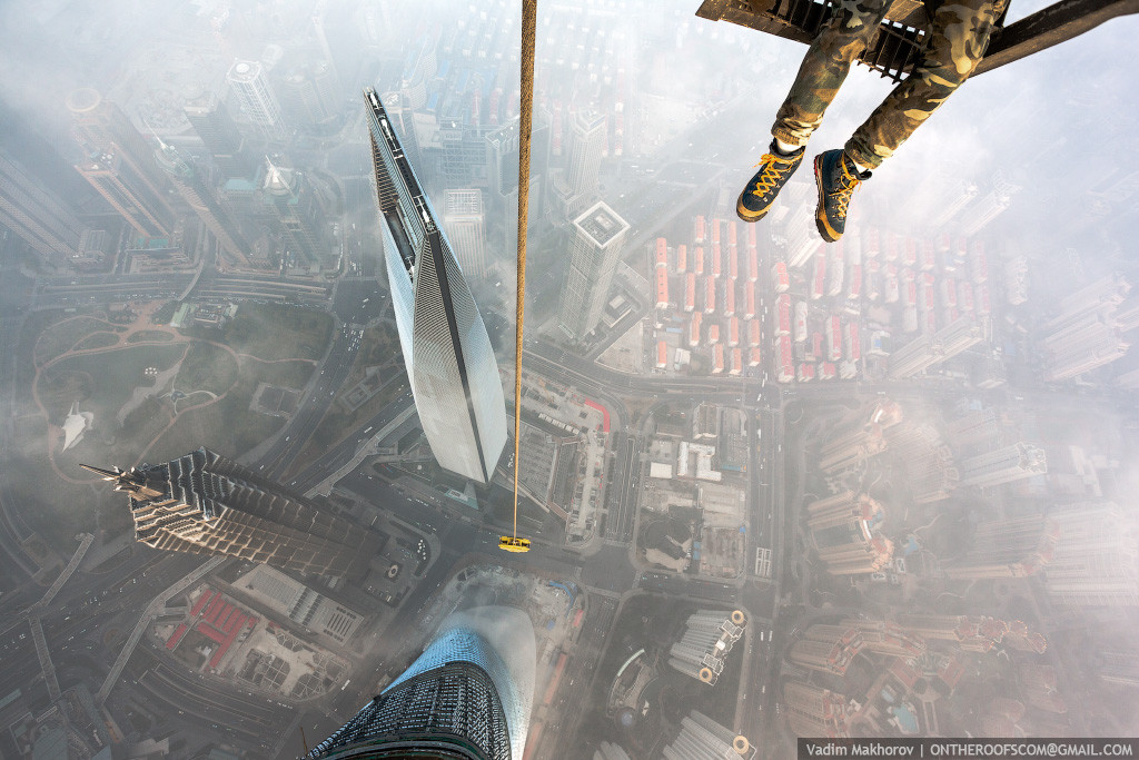 FOto Foto 2 Orang Russia Memanjat Shanghai Tower Yang Belum Jadi