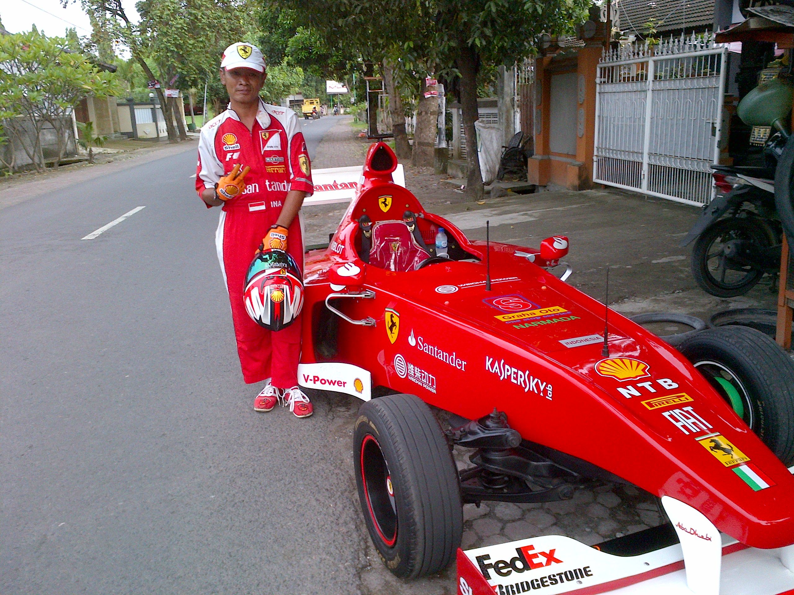 Mobil F1 di jalan umum gan (with pic+video) ngakak