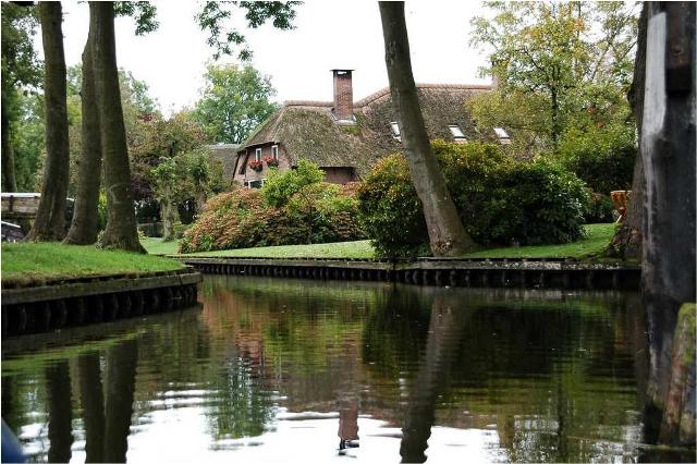 Giethoorn, Desa Indah Tanpa Jalanan di Belanda - The Venice of Netherland