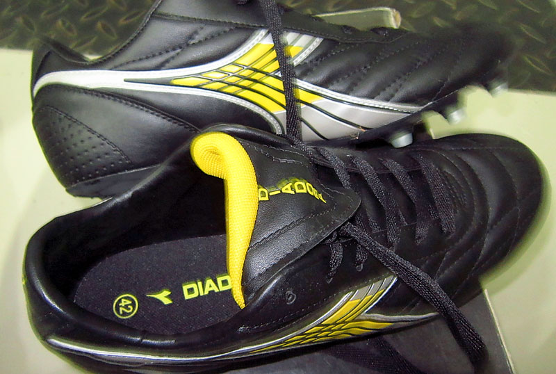 Terjual sepatu  bola diadora like new 99 size 42 