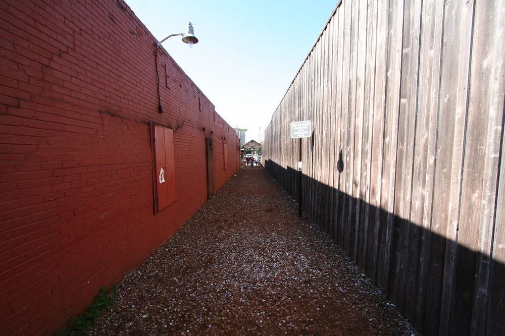 Bottlecap Alley, Jalan Kecil Berlapis Tutup Botol di Texas