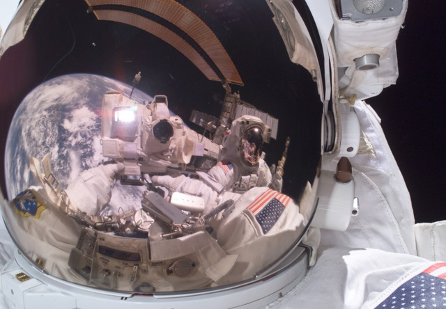 Selfie in SPACE - Saat Selfie di Bumi Sudah Terlalu Mainstream