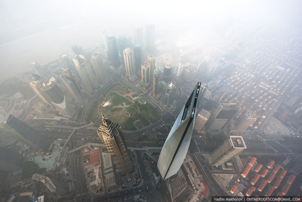 FOto Foto 2 Orang Russia Memanjat Shanghai Tower Yang Belum Jadi