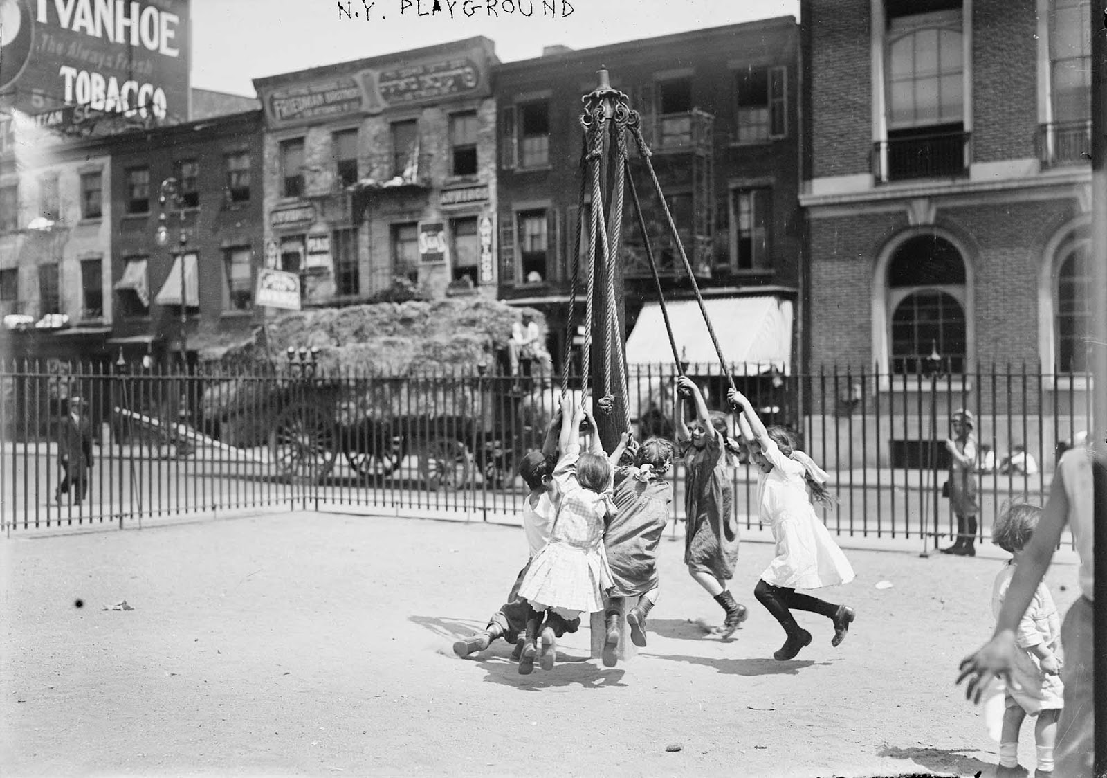 Foto-foto Taman Bermain yang Berbahaya di Tahun 1900an