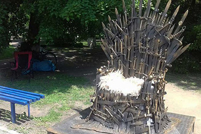 Iron Throne Dibuat dari 387 Pedang!