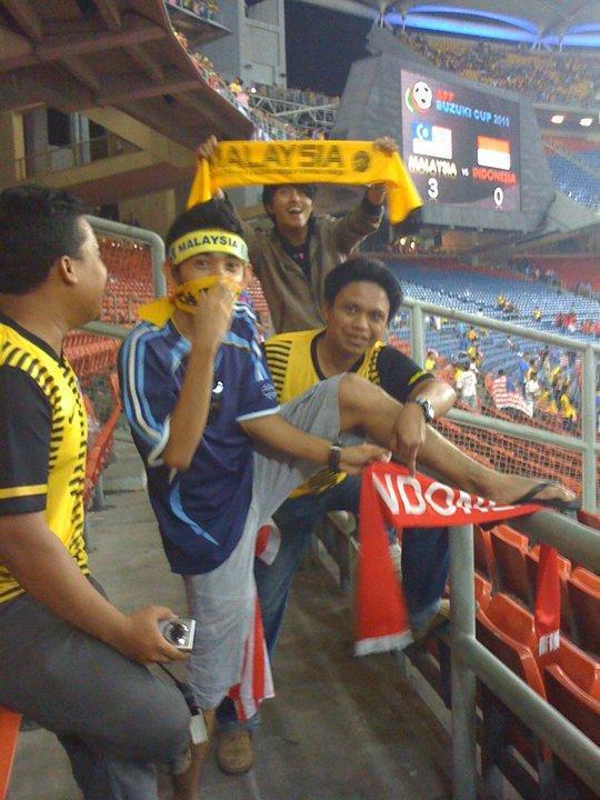 Master sotosop masuk sini nieh! Ada yang nginjek bendera indonesia