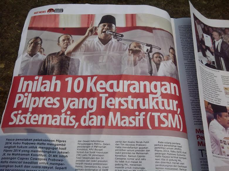 [TSM News!!] Seseorang Bagikan Tabloid di Tengah Massa Prabowo, Isinya 'Pilpres Curan