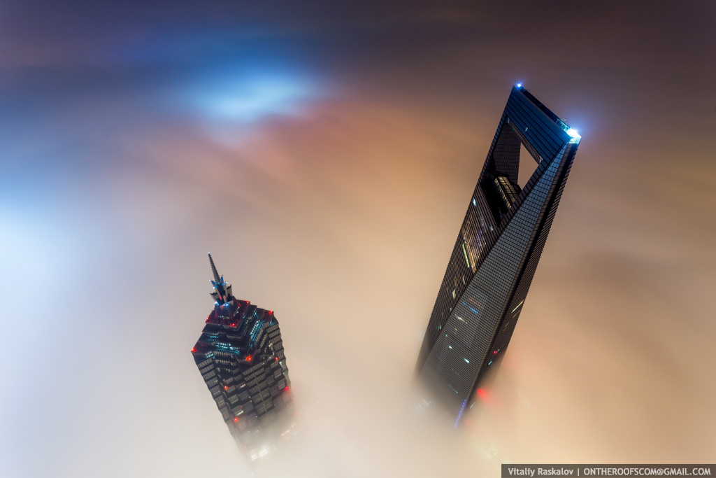 FOto Foto 2 Orang Russia Memanjat Shanghai Tower Yang Belum Jadi