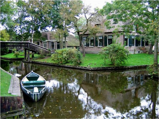 Giethoorn, Desa Indah Tanpa Jalanan di Belanda - The Venice of Netherland