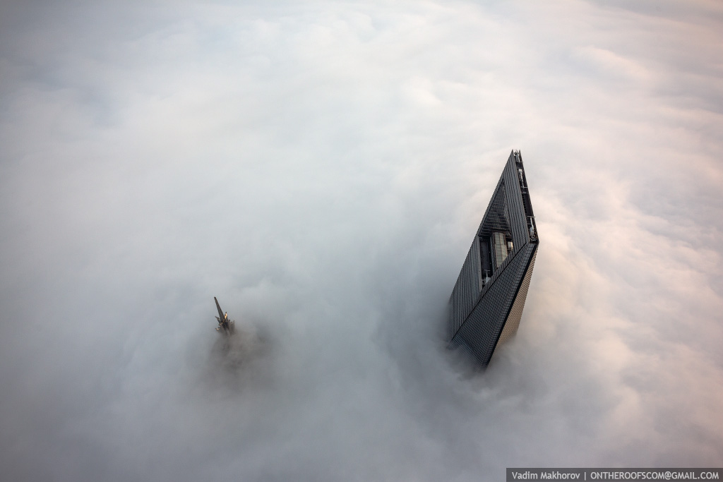 FOto Foto 2 Orang Russia Memanjat Shanghai Tower Yang Belum Jadi