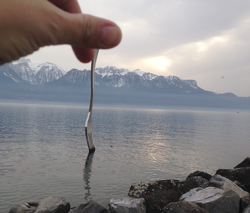 Garpu Terbesar Sedunia Tertancap di Danau Swiss