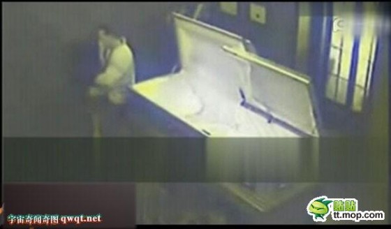 &#91;GILA&#93; Pasangan ini bersenggama di Peti Mati !!!