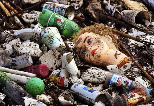 Si pulau sampah terapung