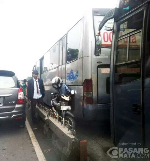 Tolong Gan! Pemotor Ini Otaknya Keselip Entah Di Mana