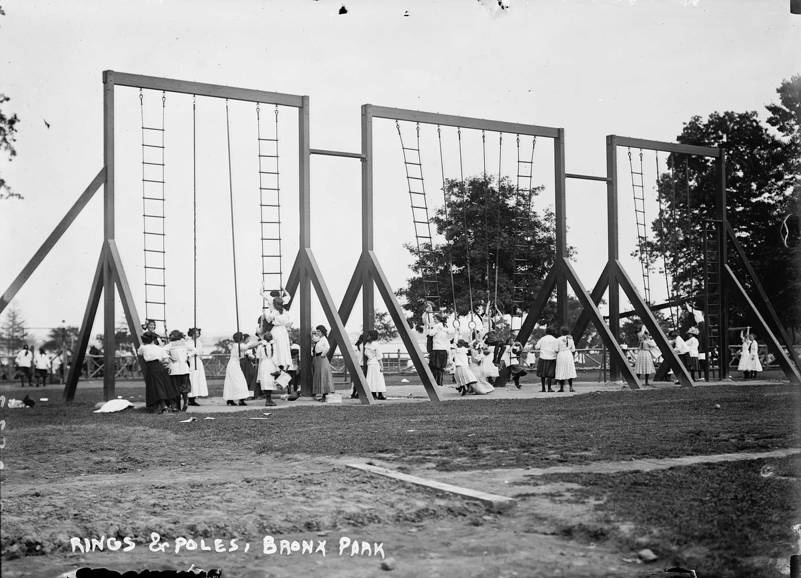 Foto-foto Taman Bermain yang Berbahaya di Tahun 1900an