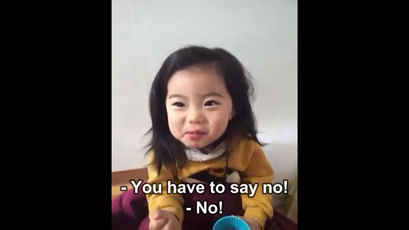 &#91;Video Lucu&#93; Gadis Kecil Korea Yang Diajari Menghadapi Orang Asing