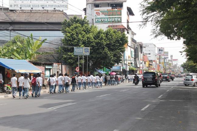 &#91;TANPA CORAT-CORET&#93; Rayakan Kelulusan, Ratusan Siswa Jalan Kaki ke Tugu Yogya 