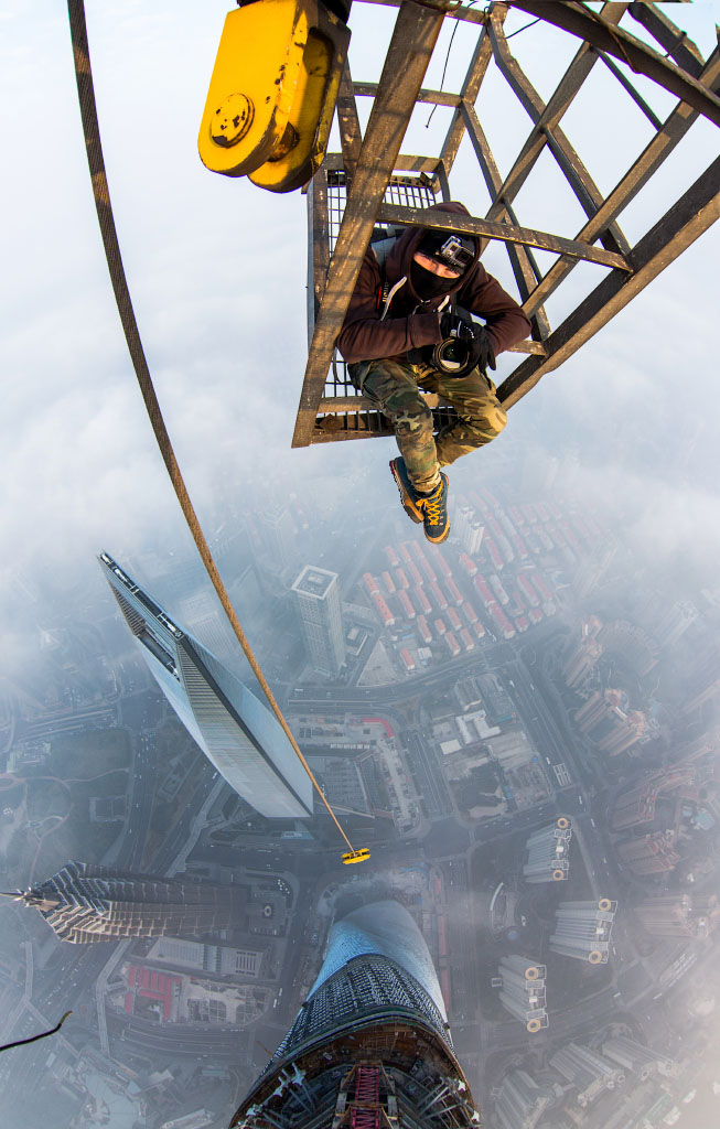 FOto Foto 2 Orang Russia Memanjat Shanghai Tower Yang Belum Jadi