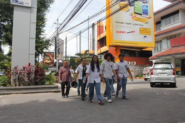 &#91;TANPA CORAT-CORET&#93; Rayakan Kelulusan, Ratusan Siswa Jalan Kaki ke Tugu Yogya 