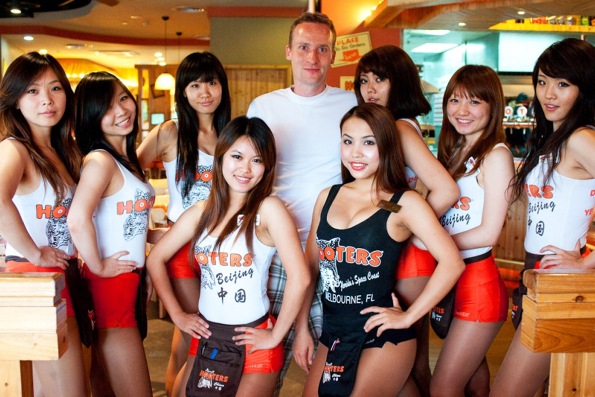 Sumarsono akan tegur restoran Hooters jika ada pelayan berbaju seksi