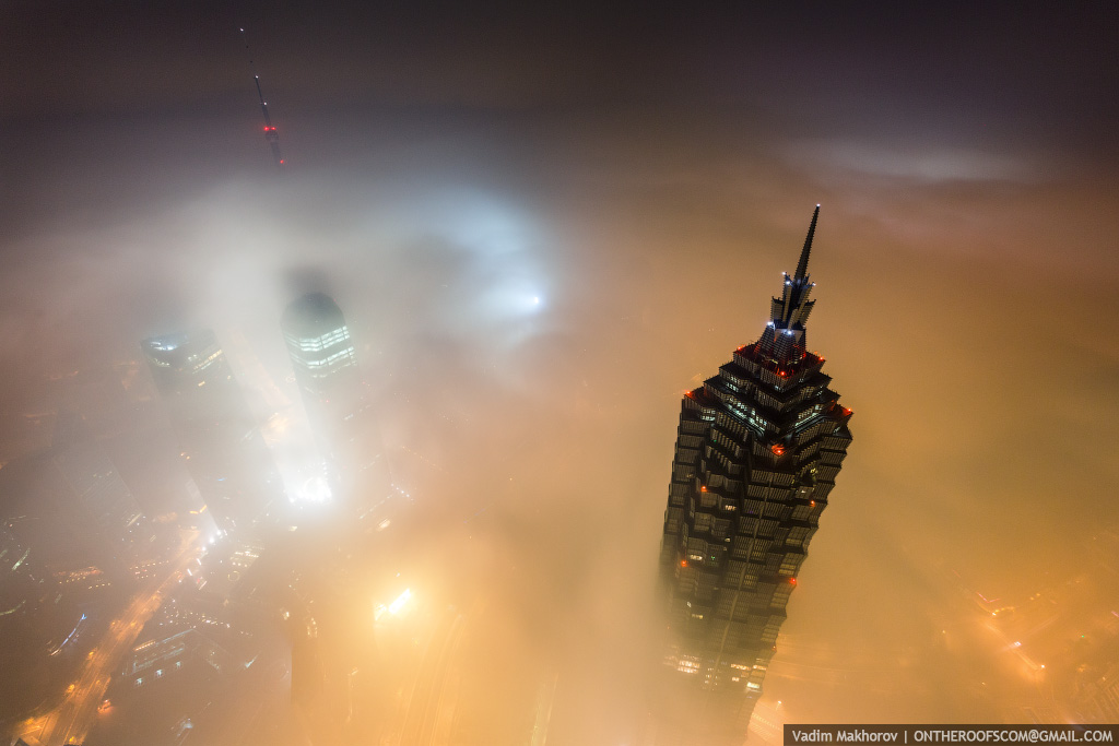 FOto Foto 2 Orang Russia Memanjat Shanghai Tower Yang Belum Jadi