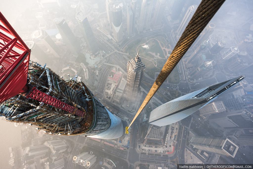 FOto Foto 2 Orang Russia Memanjat Shanghai Tower Yang Belum Jadi