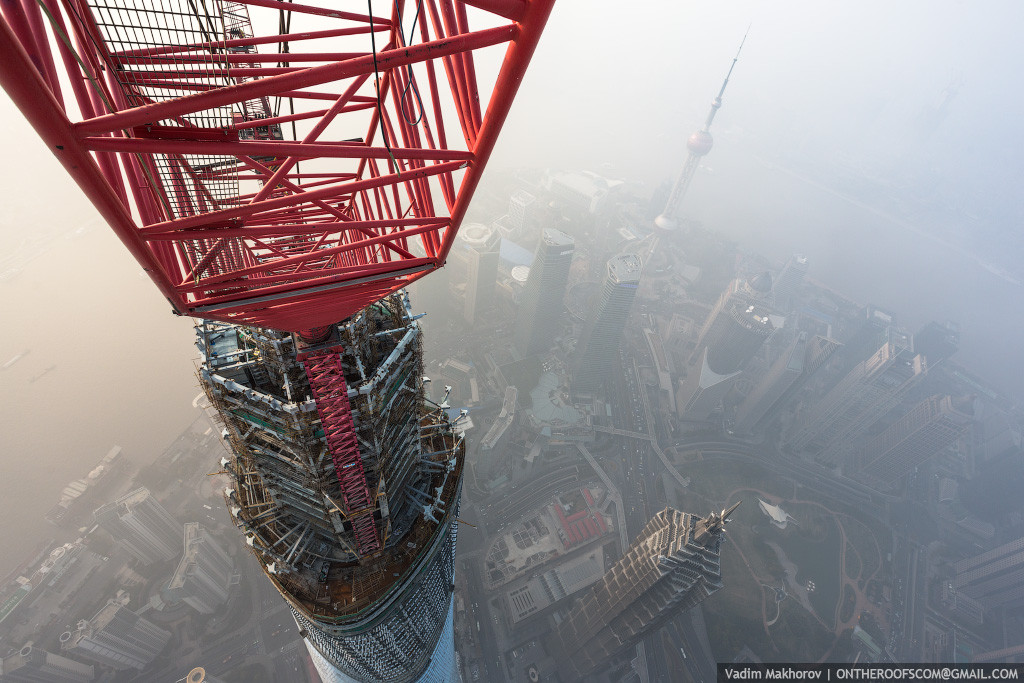 FOto Foto 2 Orang Russia Memanjat Shanghai Tower Yang Belum Jadi