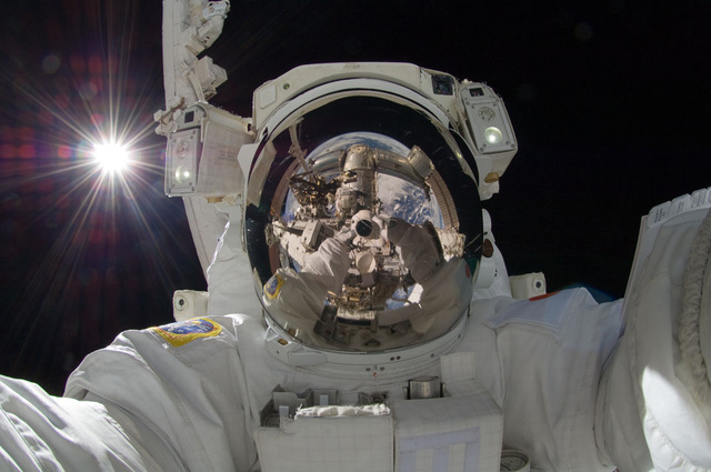 Selfie in SPACE - Saat Selfie di Bumi Sudah Terlalu Mainstream