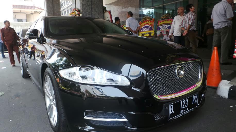 Sanusi dan Mobil Jaguar Miliknya Diangkut KPK