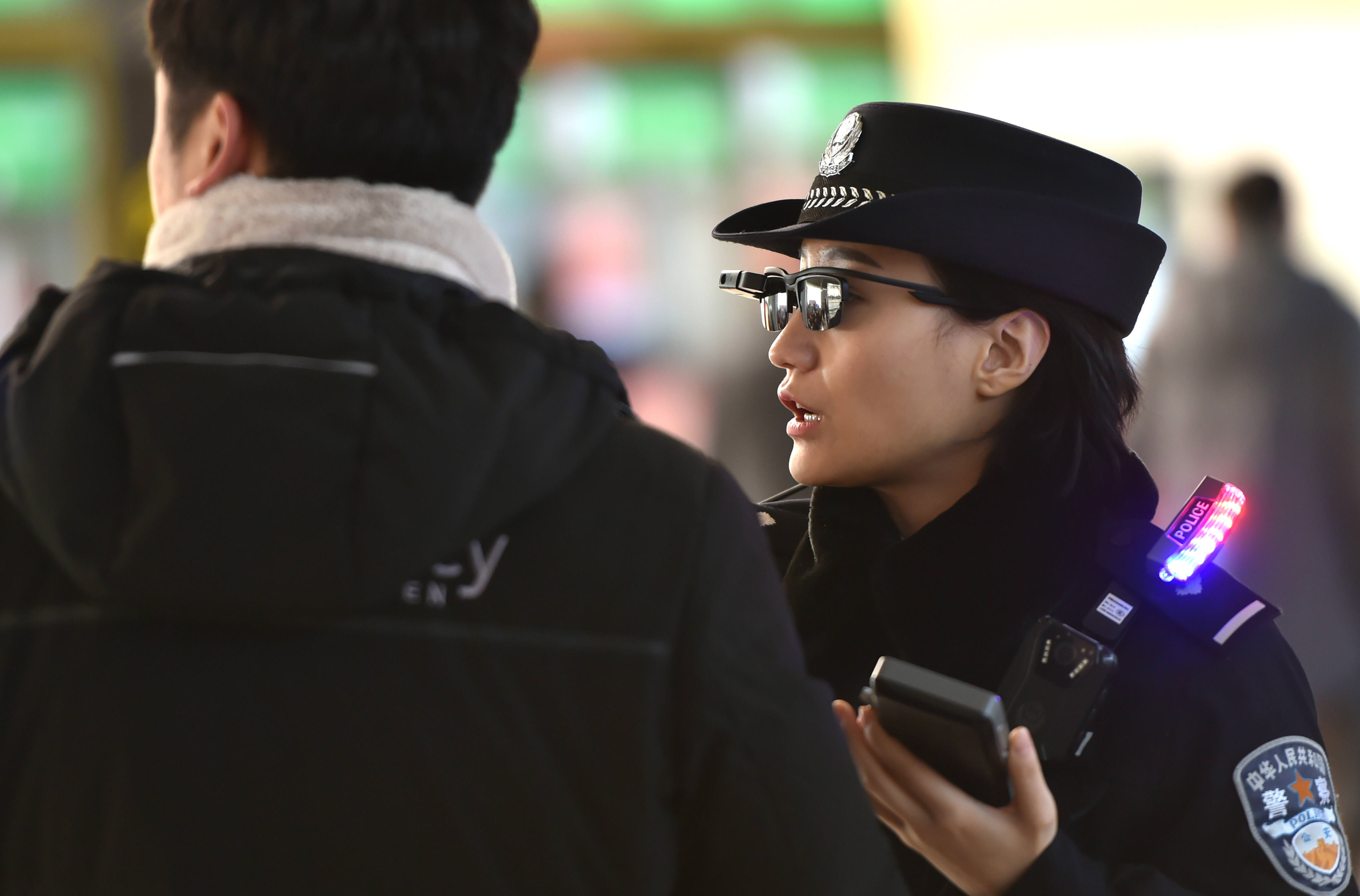Polisi di Cina Gunakan Kacamata Dengan Teknologi Pengenalan Wajah