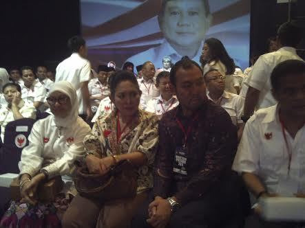 Cie.. Cie... Dipuji mantan istri, Cie... Sikap kesatrianya berhasil (Setuju!!!)