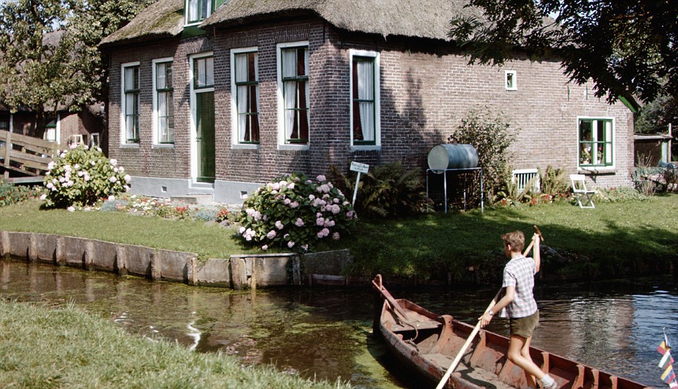 Giethoorn, Desa Indah Tanpa Jalanan di Belanda - The Venice of Netherland
