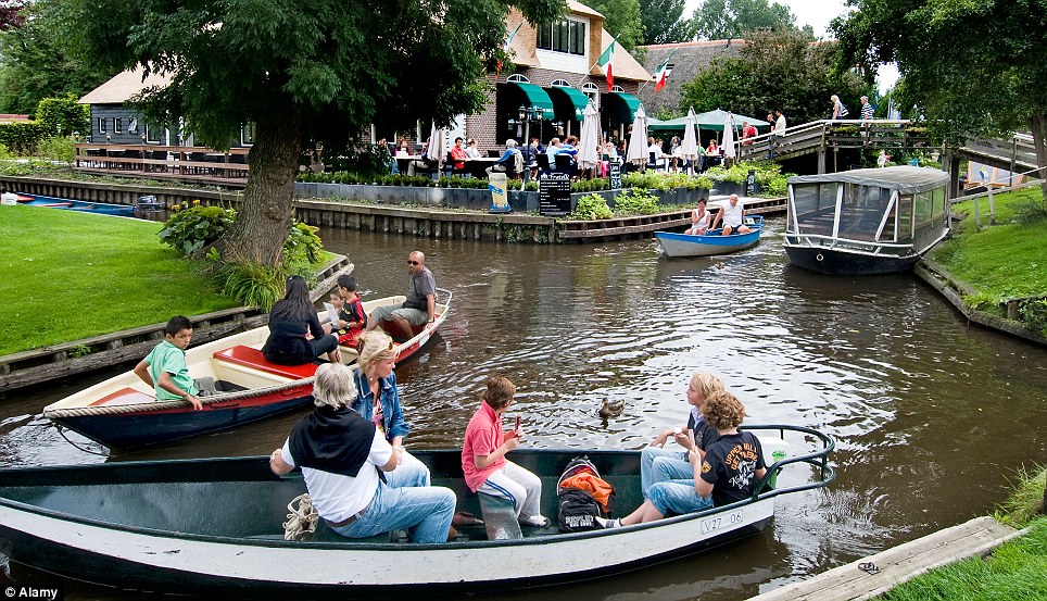 Giethoorn, Desa Indah Tanpa Jalanan di Belanda - The Venice of Netherland