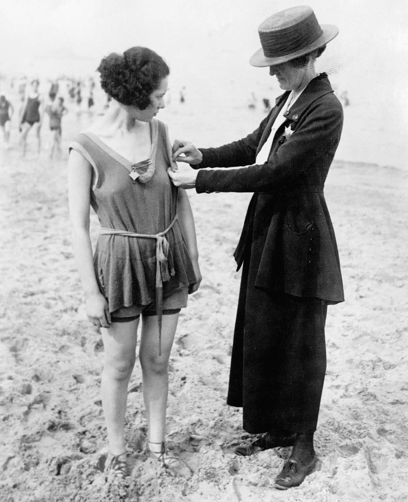 Foto-foto Razia Pakaian Renang Wanita di Tahun 1920an